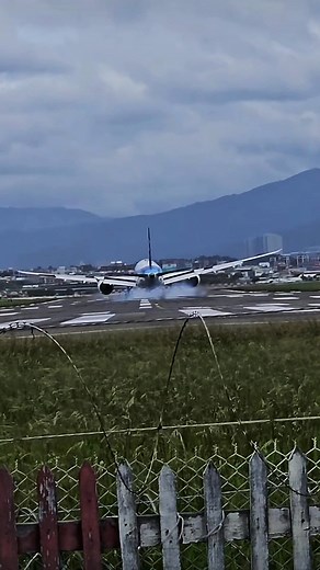 13K views · 301 reactions | The 787 Dreamliner on short final — landing lights on, wings flexed, and ready for touchdown. #B787 #Dreamliner #Flying #AircraftLanding #AviationLovers #PlaneSpotting #Flight #JetEngine #AviationGeek #BoeingLovers #AviationDaily #RunwayAction | Aviation Gallery | Facebook