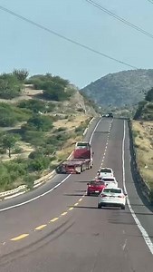 20M views · 64K reactions | Tengan mucho cuidado con los traeleros esto fue en la altura de nuevo centro alas cañas en el estado de michoacan rumbo a ciudad lazaro cardenas así nos llevo casi 40 minutos VAYAN AMI MURO AHI LES PUSE LA PRIMERA PARTE DEL VIDEO | Martin Solis | Facebook