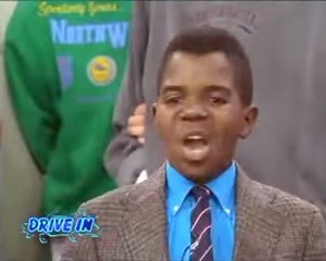 Anno 1987 Trasmissioni Cult DRIVE In : ospite d 'eccezione Arnold (Gary Coleman 1968-2010) che arriva in Italia per dare una svolta alla sua carriera e i due padroni di casa Ezio Greggio e Gianfranco D'Angelo tentano di dargli un suggerimento . Nel video si intravedono Tini Cansino e il compianto Giorgio Faletti nei panni del celebre Vito Catozzo. | Il Favoloso Mondo degli Annunci Televisivi