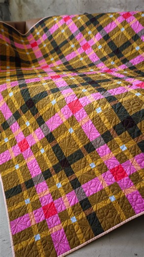 make a #petiteplaidquilt with me from start to finish. 🧵✂️This might be the most fun I’ve had making a quilt in a long time. It’s just so satisfying and rewarding to put together! 👏👏 . This cover quilt is now on the blog with details about the pattern. 🤩 Comment “LINK” and I’ll send you a DM with the link! ✨ . We also have a limited number of quilt kits for this quilt and a couple other colorways in the shop! 🎨 . Don’t forget! Petite Plaid and all quilt patterns are 20% off through Sunday 1