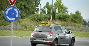 Za vozniški izpit gre povprečna neto plača