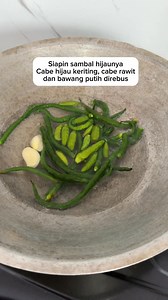 Masak babi goreng crispy sambal hijau = mood booster hari ini ❤️ Dagingnya direbus dulu selama 30-35 menit, tambahkan jahe dan bawang putih di geprek juga daun salam. Bumbu marinasi untuk 1/2kg daging b2 : 10 bamer 6 baput 2sdt ketumbar 1sdt lada 2sdm kecap asin 1sdm saos tiram Setelah bumbunya dihaluskan dan diaduk rata, aku tambahkan 2sdm tepung maizena 1sdm tepung tapioka Bahan sambal ijo : 15 cabe ijo keriting 15 rawit 6 bamer 2 baput Semuanya direbus dulu kecuali bawang merah aku iris tipis