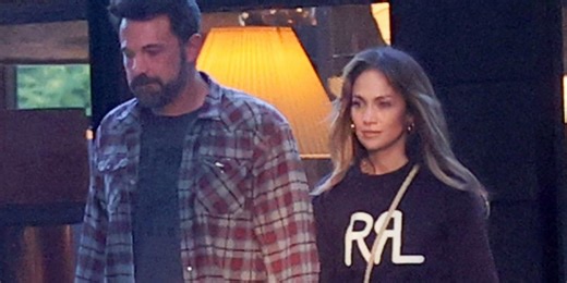 Jennifer Lopez ideal con pantalón ancho blanco y zapatillas, cómoda y 'cool'