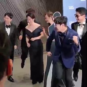 141K views · 9.5K reactions | TEAM RUNNING MAN XUẤT HIỆN TẠI LỄ TRAO GIẢI SBS ENTERTAINMENT AWARDS 2021 蘭 | Running Man Vietsub | Facebook