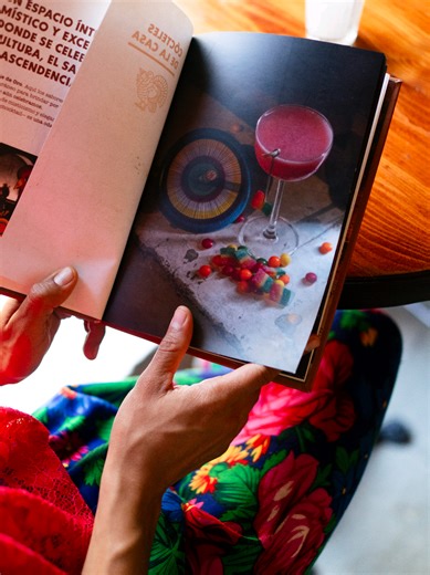 Hoy me tocó meterme a la barra 🍸 preparar un cóctel y entender por qué aquí la noche se disfruta distinto 😮‍💨✨ Gracias Guajolote de Oro por la experiencia 🙌 #NocheOaxaqueña #BarLife #mixología #ExperienciasReales #Oaxaca 🍸🌙🔥 @Grupo Amantes