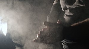 clip-1069659904-strongman-athlete-hands-clapping-chalk-powder-sportsman