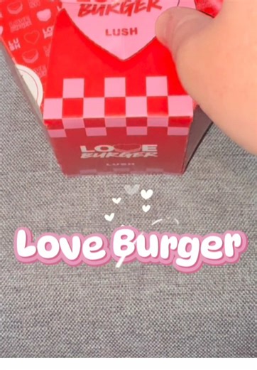♥️Love Burger♥️ Love Burger is pure playful chaos and I’m obsessed. You’ve got: 🍒 Cherry-scented buns (bath bombs) - sweet, juicy, proper candy vibes 🍋 Lemon-scented burger (bubble bar) - zesty, fizzy freshness that cuts through the sweetness 🍬 Rhubarb & custard soaps - straight-up nostalgic sweet shop energy It shouldn’t work… but it SO does. Sweet, tangy, fruity, and fun without being sickly. Honestly? One of those products that’s just FUN - cute, quirky, and totally irresistible. Feel free