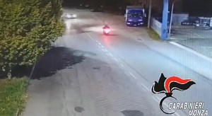 Monza, auto travolge un motociclista: 46enne in fin di vita. Arrestato il pirata della strada