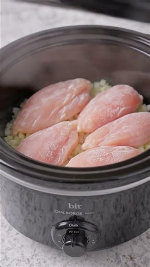 🍗🧀 Creamy Cheesy Slow Cooker Chicken (4 Ingredients)