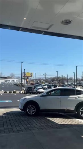🚨#BREAKING: Truly insane footage of a pilot landing a plane on a road in Georgia, asking air traffic controllers to relay a message to his wife in case he didn't make it: