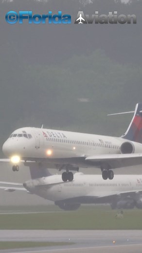 Boeing 717-2BD Wet Landing at Worlds Busiest Airport - Plane Spotting Atlanta ATL #aviation #aviationvideo #planes #planespotting #planespotter #airplanes #airplanespotting #airplanespotter #aviationlovers #airplanelandings #airplanetakeoffs #aviationvideography #boeing717 | Florida Aviation