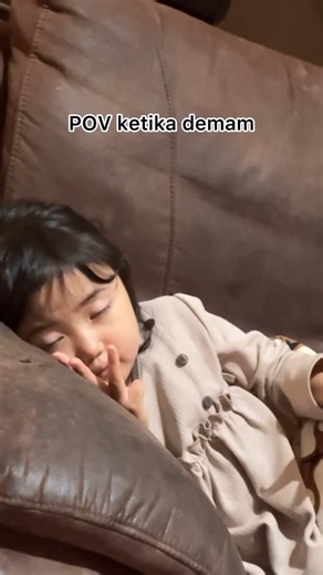 hena on Instagram: "Masya Allah kalau jadi ibu liat anak sakit dikit aja khawatirnya luar biasa💔 sehat terus yaaaa🥰"