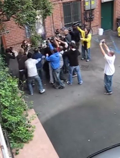 Hollywood star Lindsay Lohan being chased by a group of paparazzis in Beverly Hills (2008)#lindsaylohan #2000s #celebrity #famous #fyp