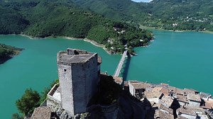 Oggi pomeriggio, un documentario inedito di Riccardo Barbieri ci porterà a CASTEL DI TORA, in provincia di Rieti. Un paese che sorge sulle rive dell’acqua ha sempre qualcosa di magico. Questo borgo, poi, aggiunge il fascino delle sue dimensioni lillipuziane, con i suoi appena 278 abitanti. O forse dovremmo dire “custodi”, vista la passione con la quale vegliano sul Mastio Pentagonale, sulla riserva naturale che avvolge il paese, la fontana del Tritone ed i cento altri lasciti di pregio della Sto