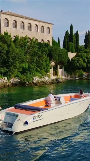 🚤 Lake Garda by Boat: An Absolute Must-Do! 🚤 Seeing Lake Garda from the water is pure magic, isn’t it? A boat trip offers a truly unique and breathtaking perspective, showing off its beauty from a privileged viewpoint. It’s incredibly picturesque and super fun, with stunning panoramas, charming villages, and hidden coves. To truly appreciate every wonder of the lake, a boat excursion is an absolute must-do! Garda Outdoors #gardaoutdoors #lagodigarda #lakegarda #gardasee #italy #veneto #italy_v