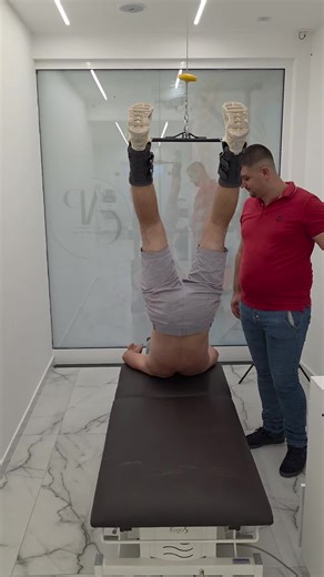 🛠 Traksioni vertikal nje nga teknikat me te mira per clirimin e ruazave te belit . Stabikizon shtypjet kumbare L2 L3 L4 L5 S1 si dhe rrit qarkullimin e gjakut. Pse te vuash kur ka zgjidhje trajtimi. Faleminderit per besimin si dhe na kontaktoni per cdo problem qe keni: 0697628586 #fyp #fypシ゚viral #viral #foryoupage #igliucajadvancephysio