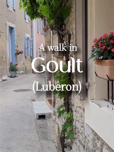 Goult 🩷 One of our favourite villages in the Luberon where time seems to slow down. A walk here, by its narrow streets - it's pure pleasure🥰 ... charming facades with pastel shutters, houses covered in ivy. You can have a new view - in every corner, whether it is a quiet street lined with flowers or a square where life unfolded at a relaxed pace. Goult's soft charm makes it a perfect escape, where the beauty of Provence reveals itself in the smallest details 😍 (One of the villages of Luberon