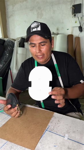 En este video les enseño a hacer el molde del monedero 👛 #3 #tutorials #marroquineria #costurar