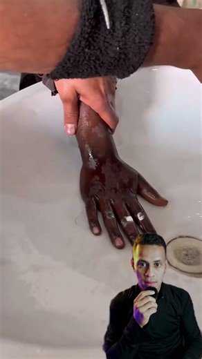 أثار حلاق في الهند ضجةً واسعةً بعد أن زُعم أنه يقدم خدمات ما قبل الحلاقة وغسل اليدين مقابل 0.30 دولا