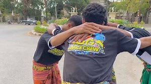 Kain adat atau selendang yang kami gunakan dalam video ini merupakan warisan para leluhur dengan melambangkan simbol, identitas, tempat dan pangkat dari berbagai daerah di sekitar Kabupaten Belu. Beragam motif dan warna dengan teknik tenun tradisional yang unik. Motif pada kain adat Belu umumnya abstrak dan kecil, selendang Belu harus dipertahankan dan dilestarikan bagi generasi penerus masyarakat Belu. Credit :@deri_chaztello🎥 ABG DANCE CREW🕺 | Warta NTT