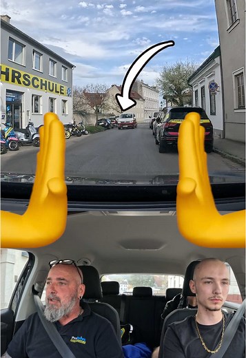 Enge Gasse Gegenverkehr = Panikmodus aktiviert! 👉 Was hättest du gemacht? Vollgas zurück oder durchziehen? Schreib’s in die Kommentare! #prodrive #fahrschule #fahrstunde