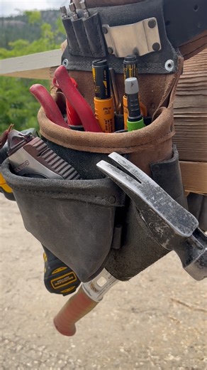My current EDC as I wrap up this framing job. Mini bags with all the capacity I need on a super belt, felt belt pad and NO suspenders. Here’s a list of the parts including the tools shown that we also carry/sell. -R1HBDmini -Amax with LS2B outer bags and BD1 (diagonal nail puller sheath) -Super belt -Felt belt pad -Clip on phone pocket -Martinez M1 (new stock soon) -Dogyu nail puller -Pica 30-30, big ink and deep hole marker -Tajima Dura chalk line -Trigjig G-rafter square pro -Tajima 3/4” knife