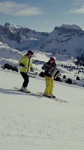 Skifahren, Beats und Dolomitesblick! 🎿🎶 Wir haben die Pisten gerockt mit einer neuen Drum ‘n’ Bass-Version von Narcotic mit Ziehharmonika und Drums ❄️🥁 Wenn euch der Sound gefällt, markiert eure Freunde und stay tuned! Nächste Woche ist unser Ski-DnB Song auf allen Streaming Plattformen zu hören! 🚀🔊 🇮🇹 Sciare, Beats e Dolomites Vibes! 🎿🎶 Abbiamo scaldato le piste con una versione in stile Drum ‘n’ Bass di Narcotic con Fisarmonica e batteria ❄️🥁 Se il suono vi piace, taggate i vostri am