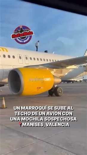 Un marroquí de 24 años ha retrasado un vuelo Valencia-Amsterdam tras subirse encima del avión con una mochila sospechosa, corriendo por encima de la aeronave durante 10 minutos. #laformulabrigante #valencia #amsterdam #manises | La Formula Amaury Brigante