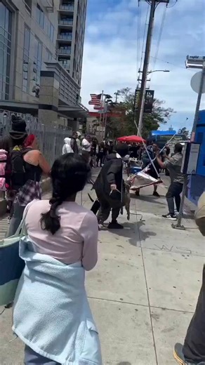 El clásico “fuck around and find out” en vivo.Tipo agarró un palo y se puso a golpear como loco… contra el dueño de un pitbull. El perro se quedó tranquilo hasta que vio que su humano estaba en peligro. Una mordida bien puesta y el héroe del palo salió corriendo. Moral: no jodas con quien tiene un pitbull de la correa. El perro hizo lo que tenía que hacer y punto.