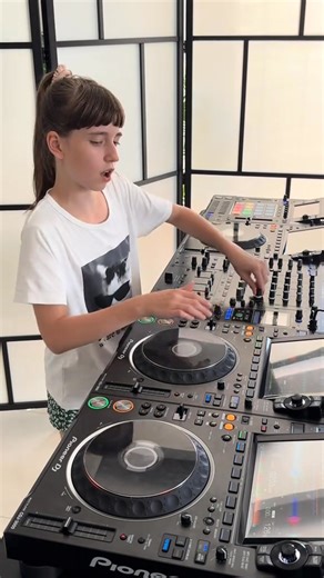 🎧✨ Look what I just found on my computer while cleaning up today 😅 This video is from 1.5 years ago… and omg — so much has changed! I’ve grown (you can totally see that 😁), but also learned so much in this time — mixing, confidence, speed on the decks, …and those legendary spinbacks — I can’t stop laughing watching this now 🙈😂 I just want to say one thing to everyone who’s scared to post their first video or show their talent — don’t wait. Don’t wait for the “perfect” moment. Don’t wait unt