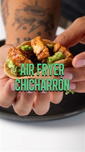 Alles Latinos lieben Chicharrón 😤😤 Zutaten: 1kg Schweinebauch Essig & Salz für die Haut Salz Pfeffer Knoblauchpulver Kreuzkümmel #latino #chicharrones #streetfood #airfryer #rezept