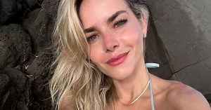 Monique Alfradique surpreende ao usar biquíni fininho em dia na praia