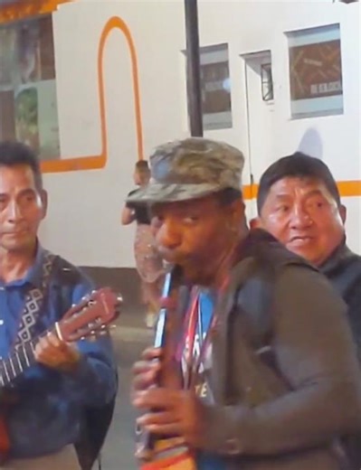 Peruvian Street Musicians with Beatles Music #peruanos