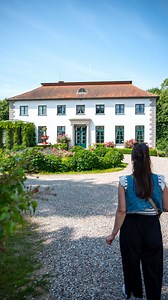 Werbung l Einfach mal raus – und rein ins kleine Guts-Glück. 💌 Willkommen auf @gut_petersdorf in Lensahn – ein Ort, der sich ein bisschen wie eine Zeitreise anfühlt. 👑 Alte Buchen, weite Wiesen, Felder bis zum Horizont, fast so wie im Bilderbuch! 💛 Im alten Torhaus warten zwei richtig schöne Ferienwohnungen auf euch: die Kutscherstube und der Pferdestall. Früher lebten hier Mensch und Pferd unter einem Dach – heute gibt’s gemütlichen Landhaus-Charme mit allem, was ihr zum Wohlfühlen braucht. 