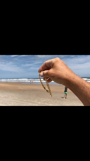 1.4K views · 109 reactions | I found a huge 18K gold chain #metaldetecting #beach #gold #ckg #scoop #digging #crazy #lost #return | Joe Digger | Facebook
