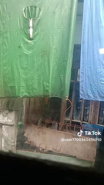 kalo lg gabut JD suka iseng deh videoin tetangga aneh ini ... liat aja bner2 tertutup banget ga perna bertetangga jg rmh Ampe di tutupin jas hujan gitu saking gmn coba laah... #kudubnyaksabar