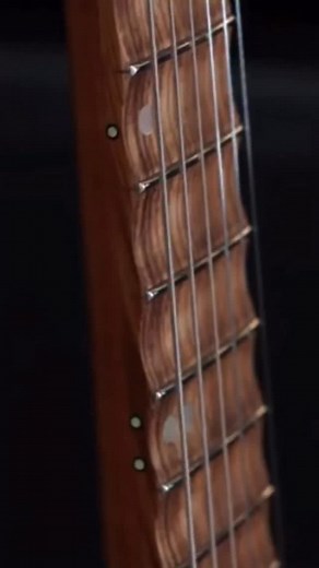 A história do braço escalopado é muito mais antiga do que parece, atravessa séculos, culturas e evoluções da luteria até chegar ao rock moderno. De instrumentos indianos tradicionais às Strats de Blackmore e Malmsteen, esse detalhe de construção mudou a forma como muitos guitarristas controlam vibrato, dinâmica e expressão. Você já tocou em um braço escalopado? Conta aí nos comentários. 👇 . . . #luthieria #guitarra #guitarrista #guitartech #guitarhistory #musica #guitarraseafins #guitarplayer #