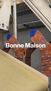 Sapete come vengono realizzati i vostri calzini?🧵 Da Bonne Maison, puntiamo sulla trasparenza e abbiamo a cuore una produzione il più possibile rispettosa, utilizzando materiali di qualità certificati Oeko-Tex®️🌿 L’80% dei nostri prodotti è realizzato in Francia e il 20% in Portogallo, e produciamo solo le quantità effettivamente ordinate 💛 Il risultato? Calzini belli all’esterno, ma soprattutto ben fatti all’interno. Scoprite le nostre collezioni su bonnemaison.fr | Bonne Maison