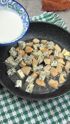 Piept de pui cu sos alb și brânză gorgonzola