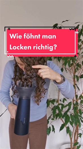 Ihr wollt wissen wie man Locken richtig föhnt? Wir zeigen euch, wie man einen Diffuser verwendet! 🙆‍♀️ #lockenbox #fyp #curltok #hairtok #lockenroutine #lockentutorial #diffusecurlyhair #lockenföhnen