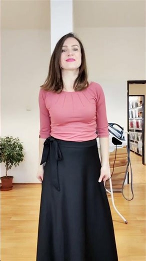 Dlouhá půlkolová zavinovací sukně TEMBI černá outfit s tričkem BRENDA