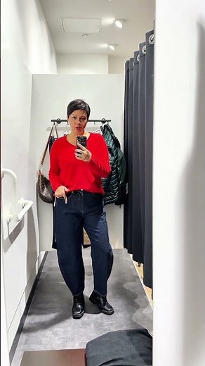 Barrel jeans look especially good on women with an H-shaped figure. #clothingcombinations #fashio...