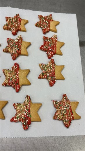 What one your favourite 🤔🧐 shortbread or gingerbread cookies #freshlybaked #delishcupcakes #christmasiscoming #christmasrange | Delish Cupcakes