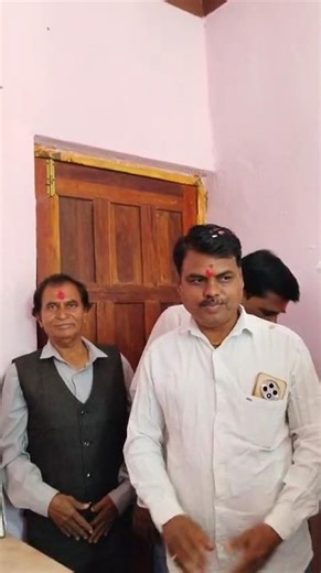 *श्री बालाजी कॉम्पुटर चे उद्घाटन भिवसने सर,वाढेकर यांना शुभेच्छा देतांना राजेंद्र भगवानशेठ जंगले