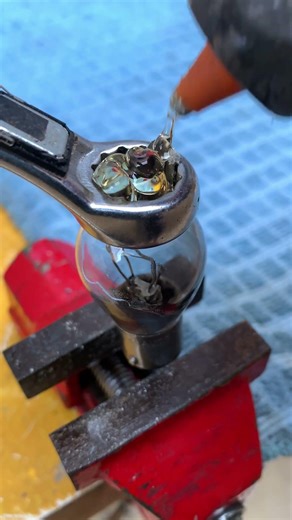 quando não tiver a chave certa, use esse truque com cola quente" #tips