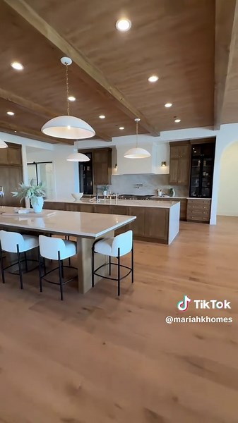 Beautiful Homes Tour: Discover Classy Interiors