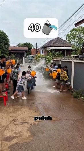IT MAKES NO REASON! Attacked by 50 Buckets of Water Simultaneously, This Motorcycle Finally Knock...