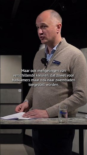 Levendige glinstering in het zwembadwater met glasmozaïek
