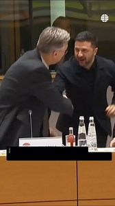 Todos se levantan para saludarle. Todos menos uno ...