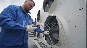 Testing with an anemometer of an axial fan of the condensing unit